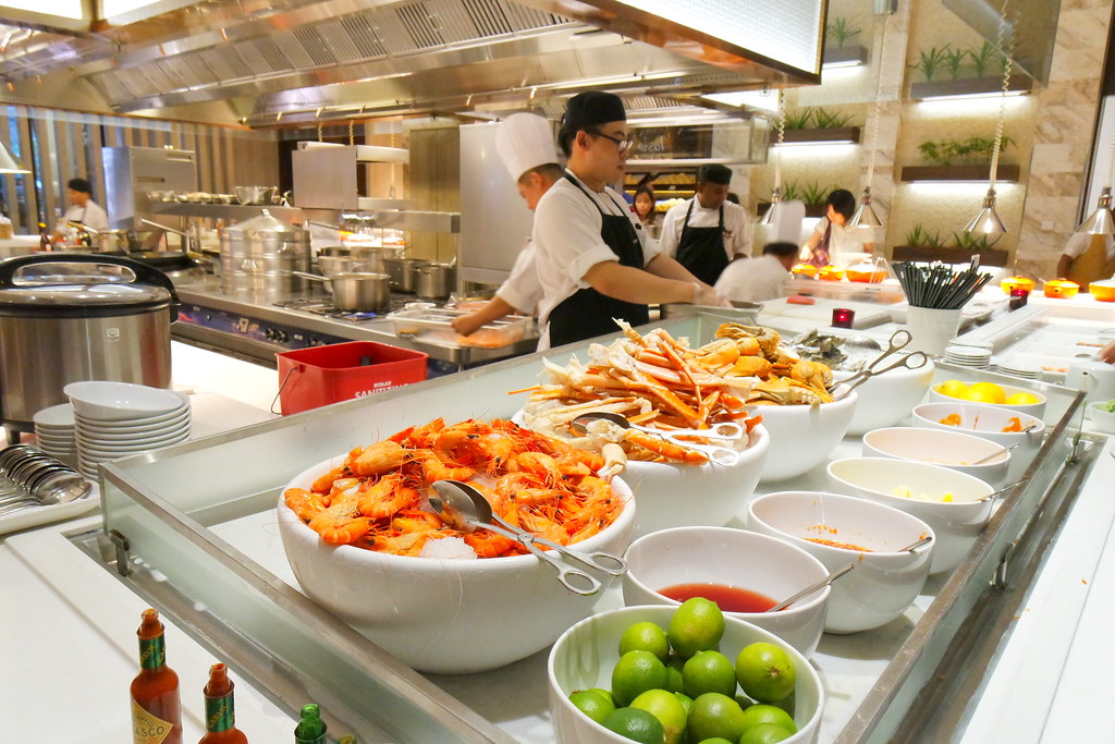 Marriott Cafe: freshest selection of oysters, snow crabs, crayfish and prawns