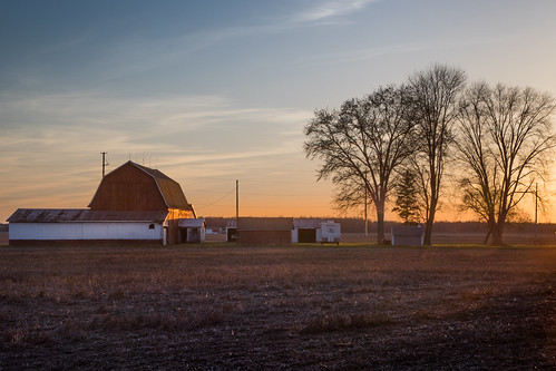 canoneos5dmarkiv field barn sunset tree flatland lowlight michigan midmichigan pastoral pastorale pleasant midland midlandcounty