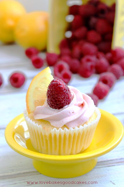 Lemon Cupcakes with Raspberry Buttercream Frosting - a from scratch lemon cupcake with a fun & fruity raspberry buttercream frosting! These babies scream fun in the sun! #cupcakes #lemon #raspberry