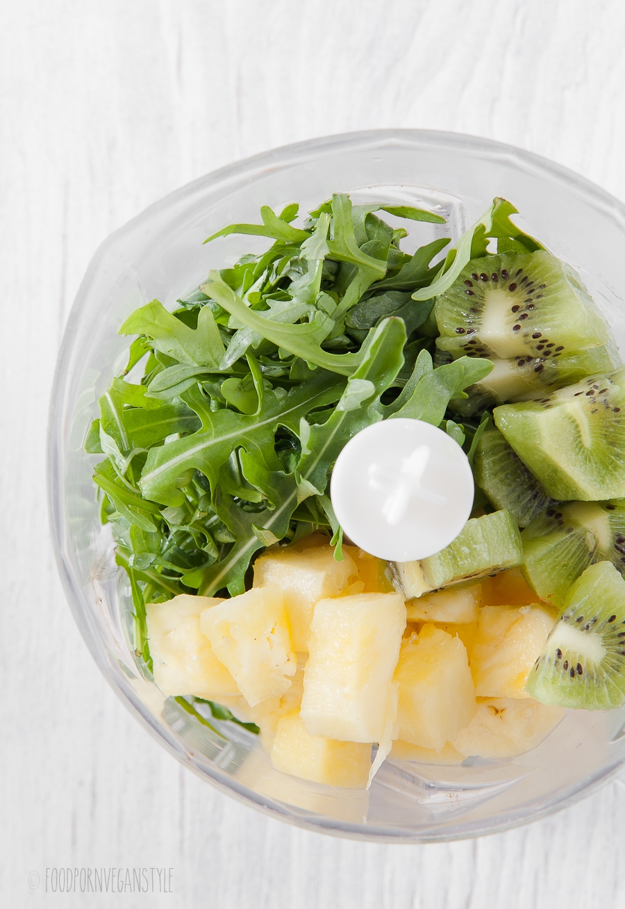 Green smoothie with arugula and pineapple
