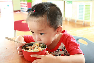 彰化溪州的小朋友津津有味地吃著營養午餐。(圖片來源：Hsin Chieh Ho)