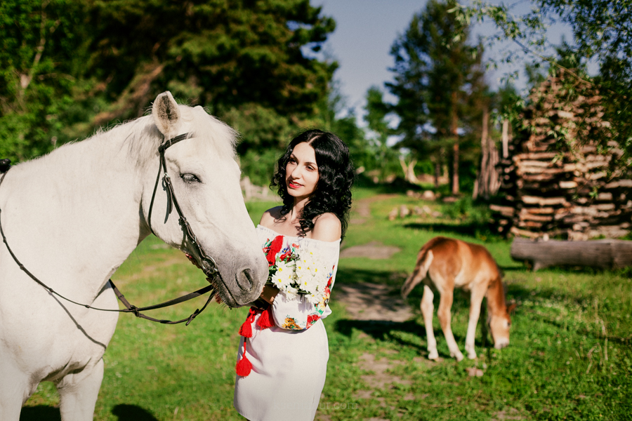Фотосессия красивой девушки с лошадью