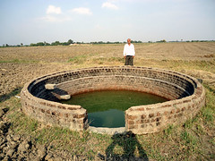 धतूरिया गाँव के एक कुएँ में जल-स्तर