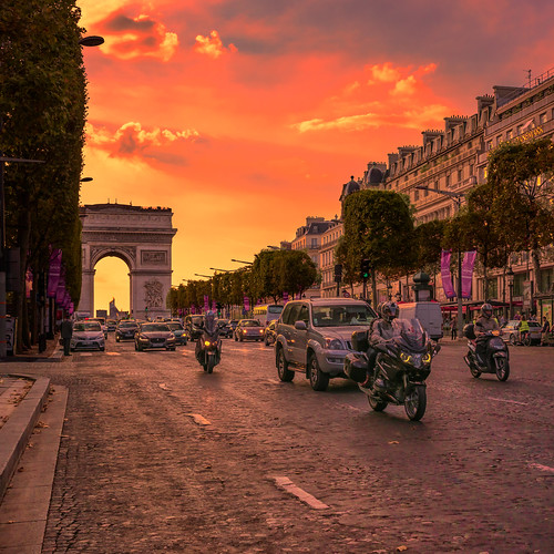 paris france champselysees arcdetriomphe champsélysées sunset orange cars traffic famousplace traveldestinations arch architecture