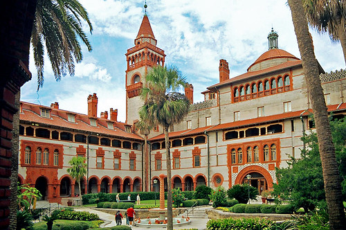 tower college fountain architecture hotel florida landscaping courtyard palmtrees shrubs staugustine