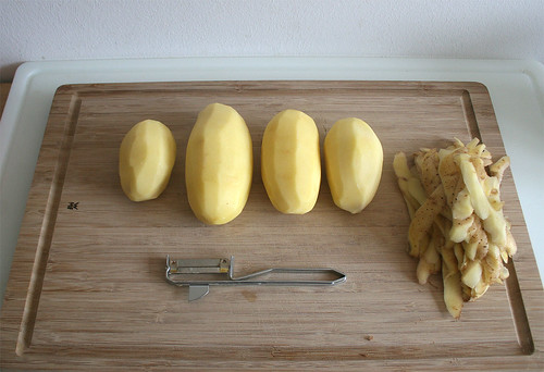 10 - Kartoffeln schälen / Peel potatoes