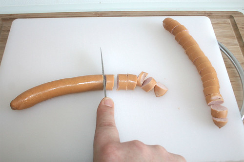 19 - Würstchen in Scheiben schneiden / Cut sausages in slices