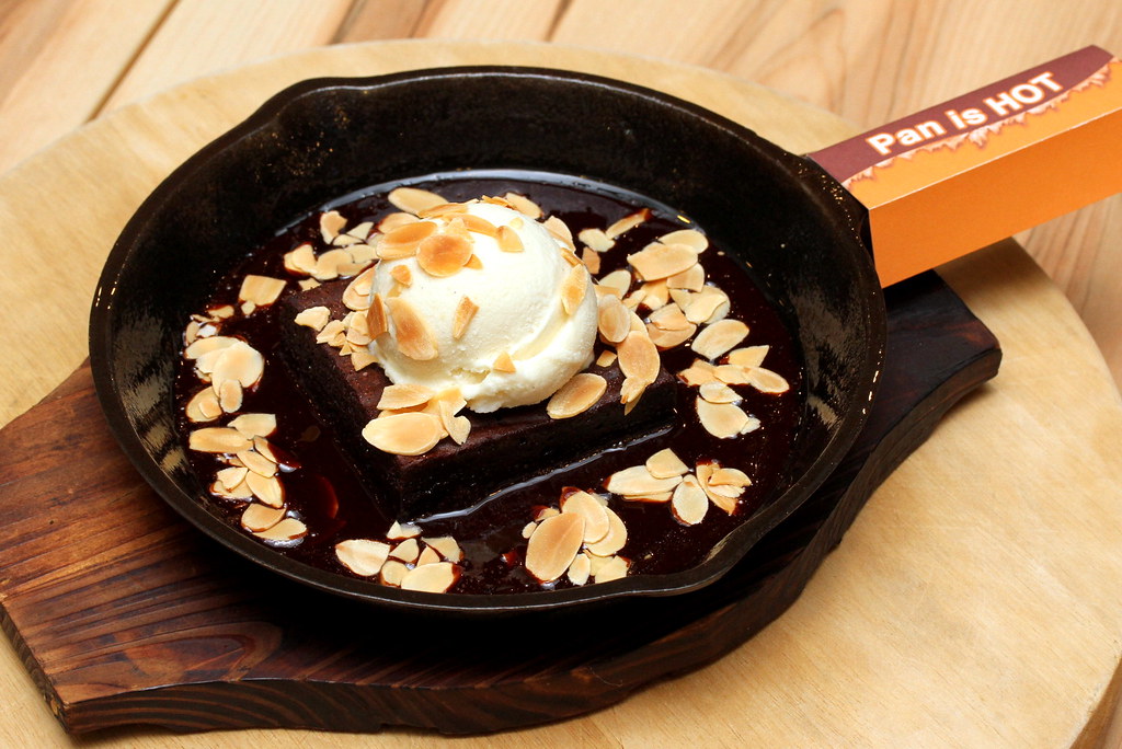 JEM Food Trail: LENAS' Vanilla & Almond Brownie Hot Pan
