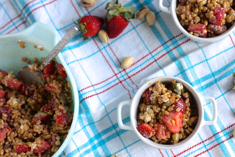 Whole grain salad with strawberries and goat cheese