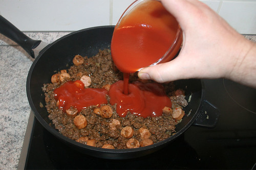 31 - Mit pürierten Tomaten ablöschen / Deglaze with pureed tomatoes