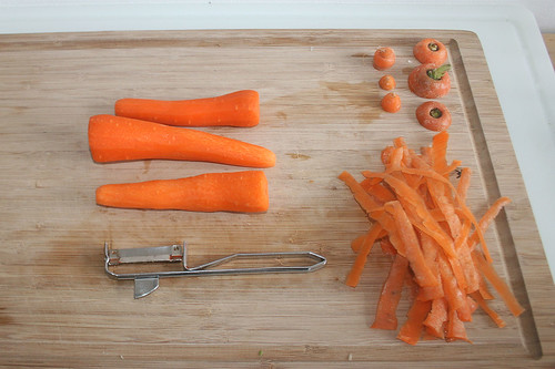 17 - Möhren schälen / Peel carrots