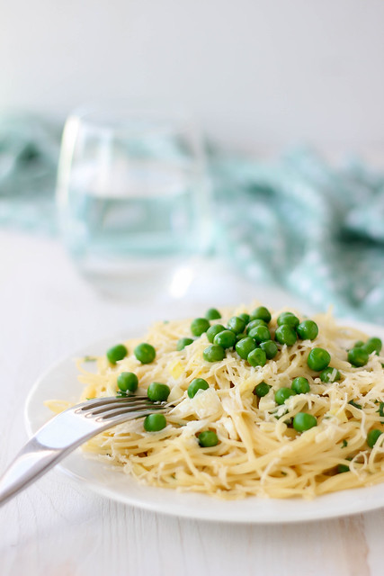 спагетти с зелёным горошком и луком-пореем