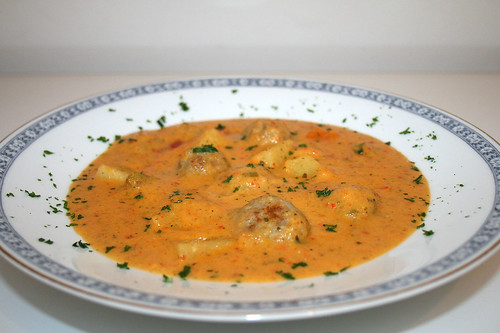 41 - Paprika-Kartoffelsuppe mit Bratwurstklößchen - Seitenansicht / Bell pepper potato soup with meatballs - Side view