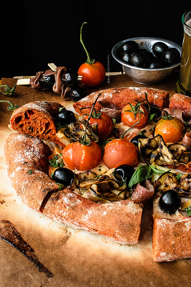 Pizza de pimiento rojo con berenjena, anchoas y aceitunas negras