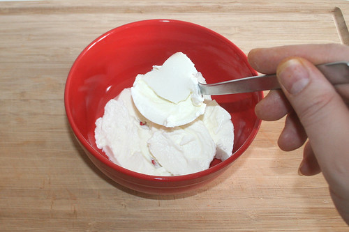 45 - Saure Sahne in Schüssel geben / Put sour cream in bowl