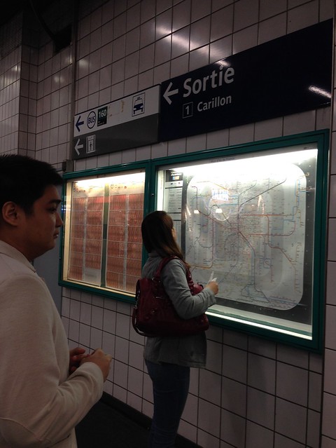 Oyen looking at the map, Metro in Paris