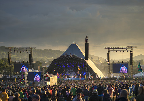sunset festival pyramid stage crowd glastonbury elbow glasto 2014 pilton worthyfarm glastonburyfestival2014
