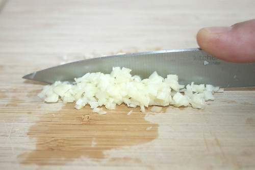 15 - Knoblauch zerkleinern / Grind garlic