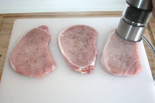 26 - Steaks mit Pfeffer & Salz würzen / Season steaks with pepper & salt