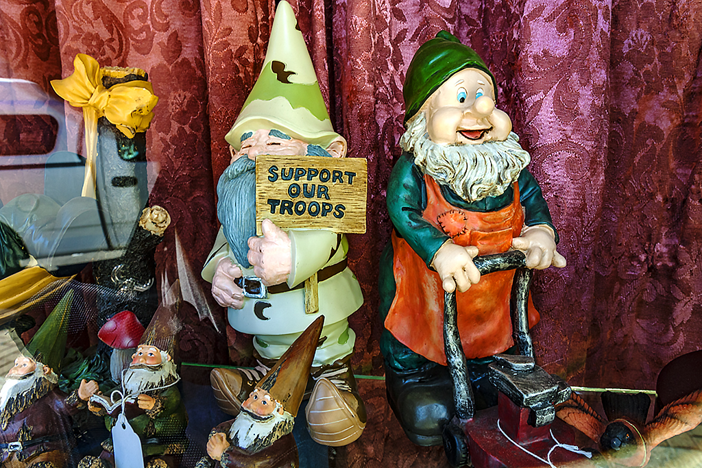 Elves-with-SUPPORT-OUR-TROOPS-sign--Kennewick