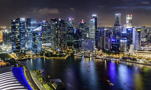 marina bay sands hotel night nightphotography photography long exposure travel holidays singapore singapur lights noche luces green pink city cityscape foto tripode tripod manfroto manfrotto beffree befree nikon d750 tamron 2470 vc f28 wide angle flare creative commons comons full resolution fullres free building skylne water reflection