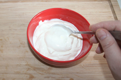 38 - Joghurt in Schüssel geben / Put yoghurt in bowl