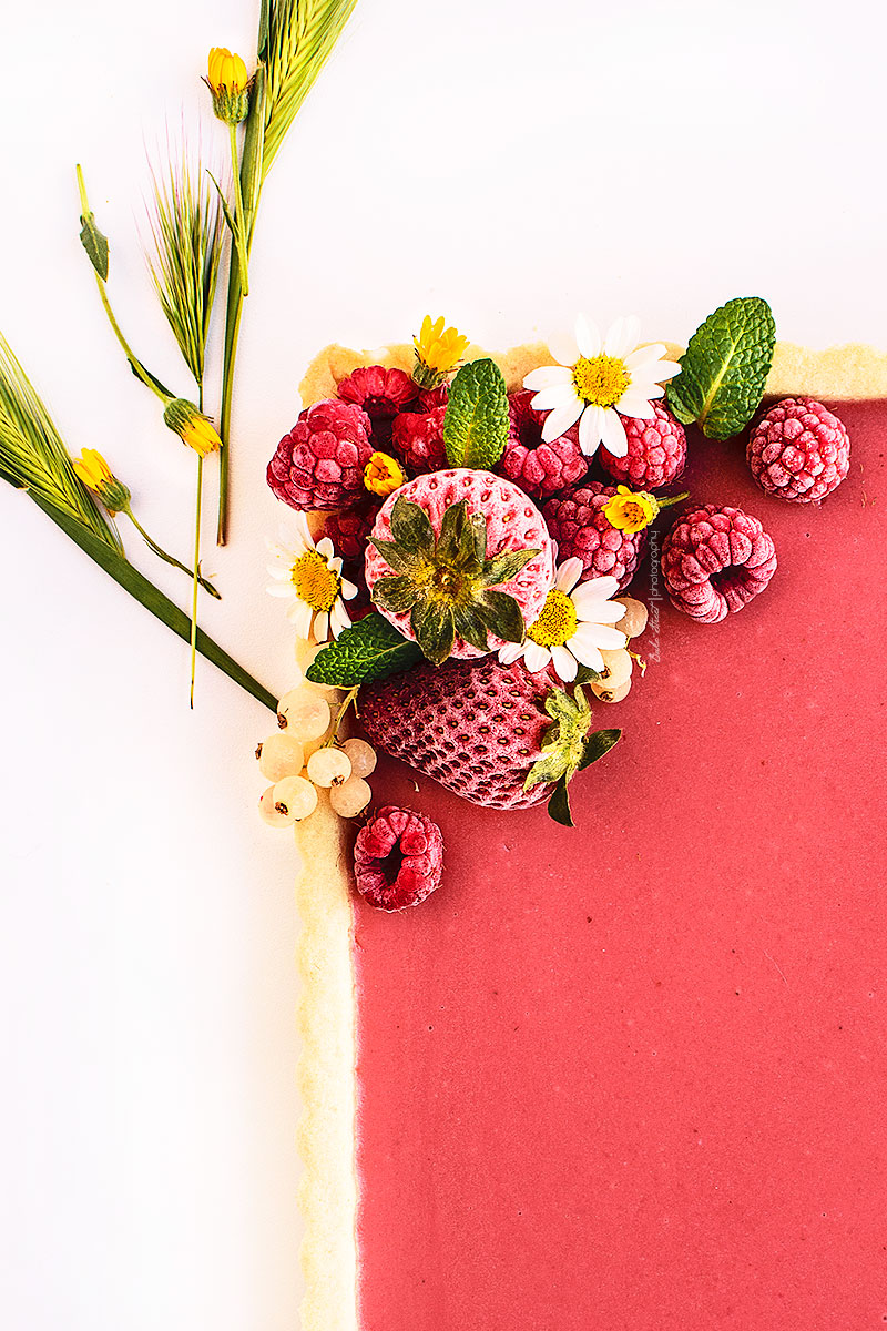 Tarta de fresa, hierbabuena y pimienta rosa