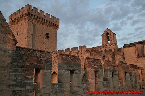 sunset chateau avignon eglise francela patrimoineunesco provencealpescôtedazurlarégion