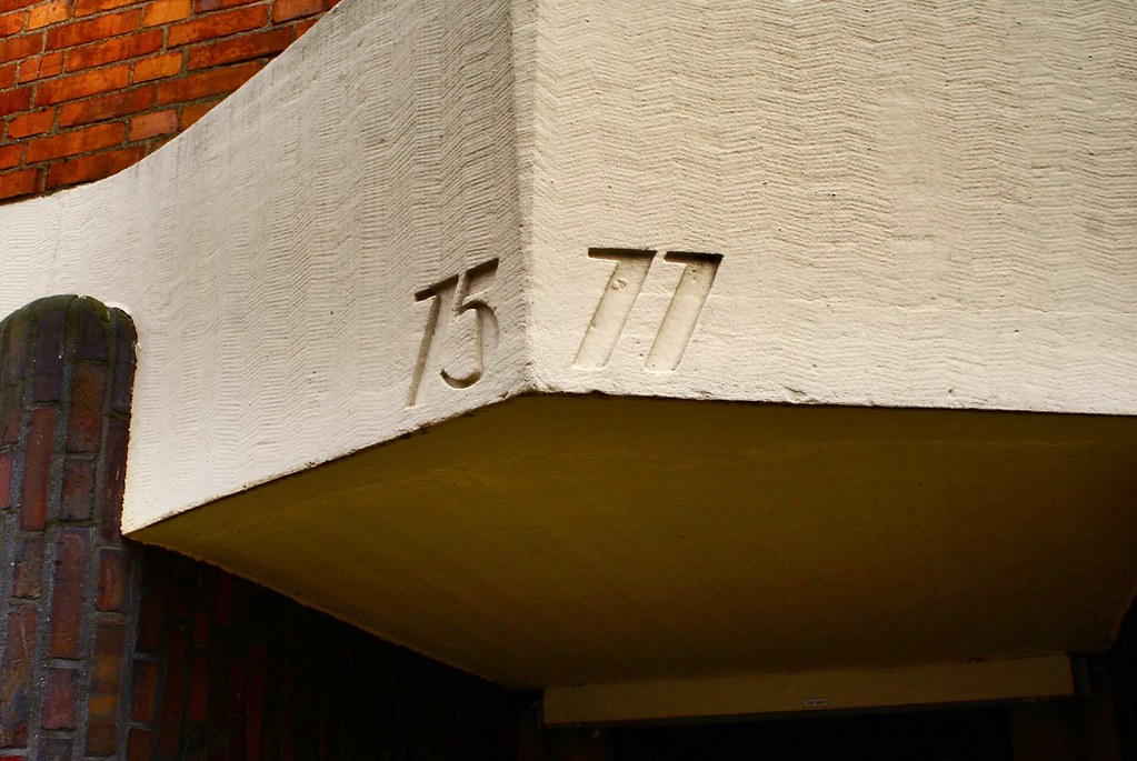 Numéros d'appartement gravés dans la pierre à l'Het Schip d'Amsterdam.