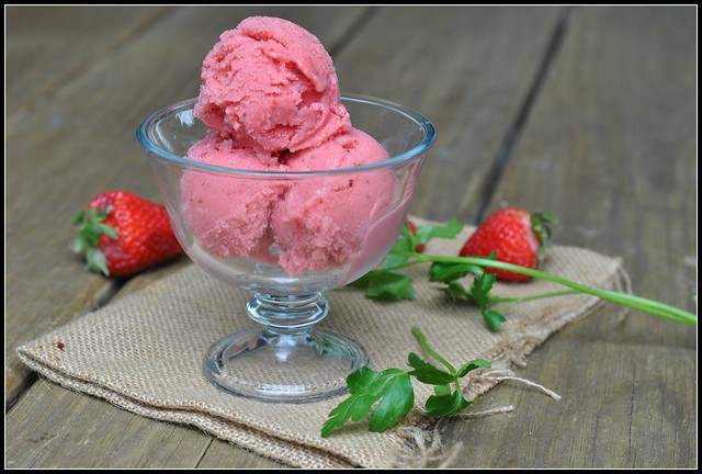 5 Minute Healthy Strawberry Frozen Yogurt 2