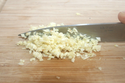 17 - Knoblauch zerkleinern / Mince garlic