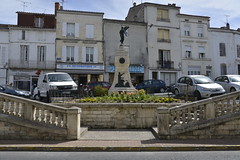 Le mémorial et les escaliers - Photo of La Jemaye