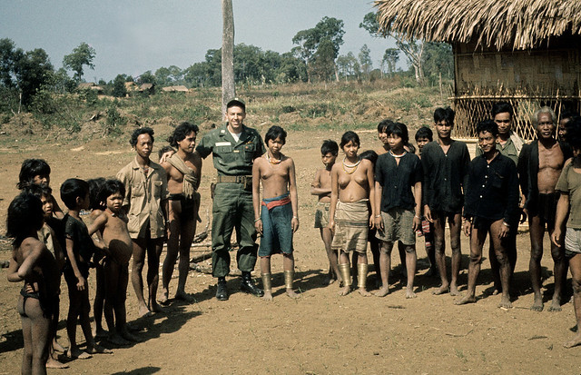 Phước Long 1963 - Bác sĩ Marv Godner với đồng bào Thượng