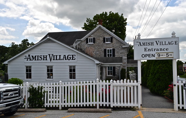 entrance to amish village lancaster 