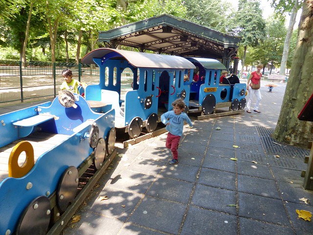 A proper choo choo park in the Luxembourg gardens! Same train as at home, just a different colour.