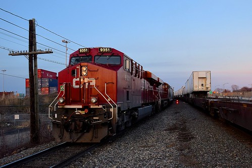 ge generalelectric gevo es44ac cp133 lachine montreal quebec train freighttrain cp canadianpacific vaudreuilsub cp118 piggyback tofc cp9351 cp8856