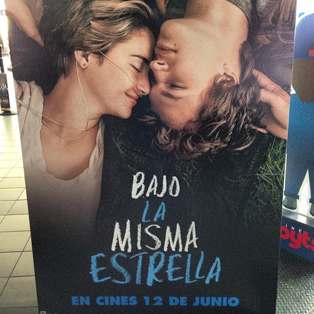 Cartel de The Fault in Our Stars (Bajo la misma estrella) en Chile (Cine Hoyts La Reina)