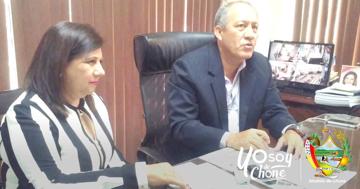 Alcalde de Chone Deyton Alcívar firma convenio con la ESPAM de Bolívar