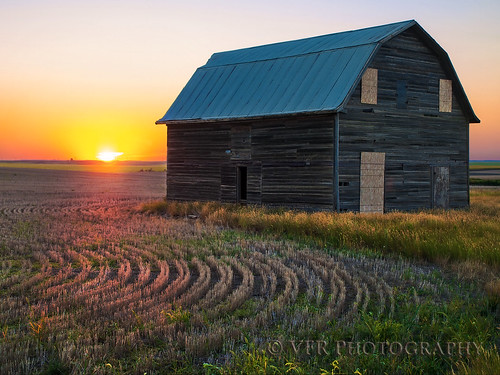 cartwright sioux mckenziecounty northdakota nd abandoned derelict agriculture agricultural ghosttown greatplains northernplains frame rustic stubble row rows sunset sunsets dusk sundown weathered weatherbeaten rural farm farming country countryside western 154thavenue