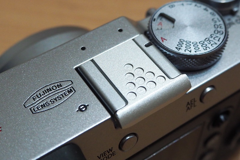 FUJIFILM X100F 【F-Foto】 メタル シューカバー B『各社 カメラ 対応 ストロボ 接点保護 ホットシューカバー本体をX100Fに装着