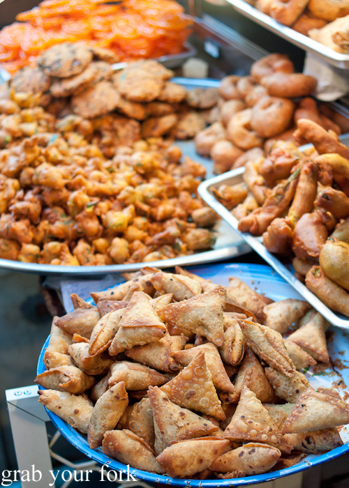 Samosas and fried Indian snacks from Al Shaab Restaurant near the Textile Souk