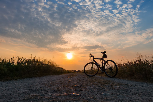 bici bicicletta viaggio riflesso contrasto silhouette contorni contorno luce sole raggi ombra tramonto ombre contrast portrait ondablv cloudy shadow blue sky color cielo reflection blu
