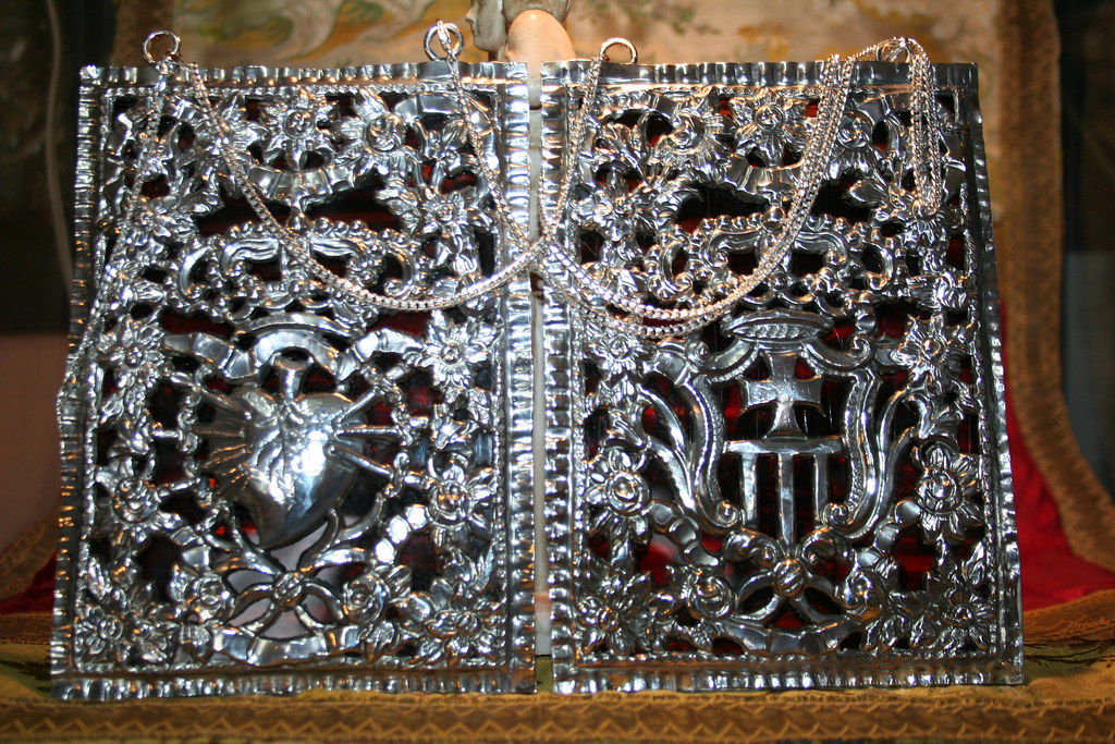 Escapulario de plata y carey. Virgen de los Dolores de Huelva