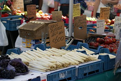 Verse asperges op de markt