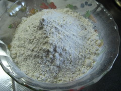 耐熱ボウルに粉と塩を入れ、ざっと混ぜます