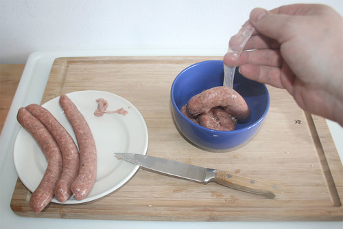 18 - Bratwurst-Brät aus Pelle entnehmen / Take sausage meat from skin