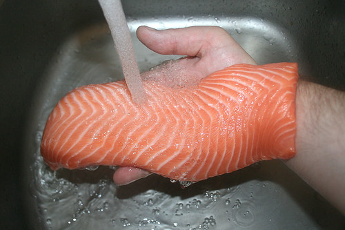 23 - Lachs abspülen / Rinse salmon