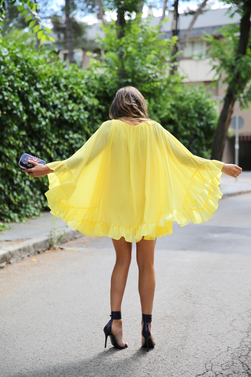 trendy_taste-look-outfit-street_style-ootd-blogger-blog-fashion_spain-moda_españa-yellow_dress-vestido_amarillo-boda-wedding-evento-clutch_pedreria-mas34-sandalias_azules-blue_sandals-12