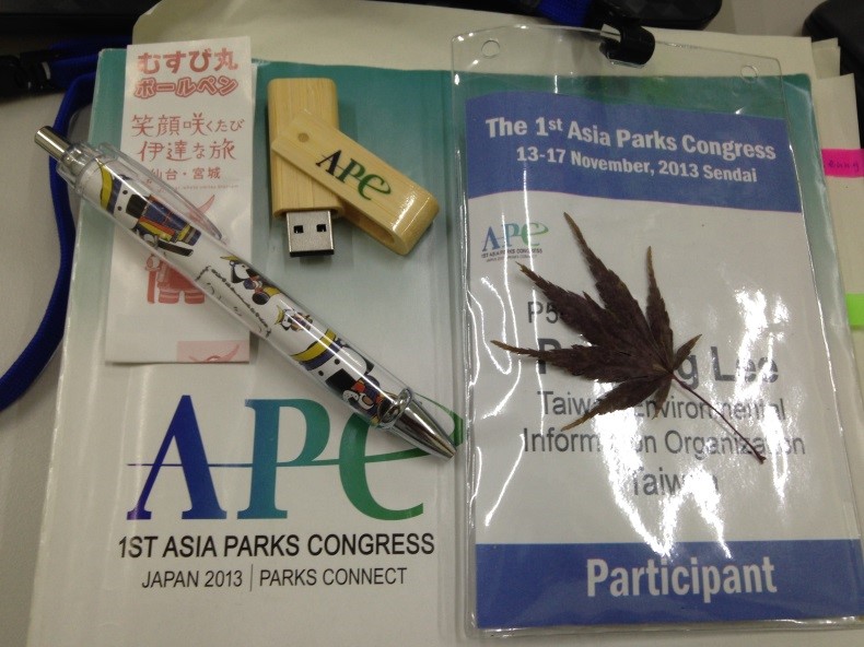 大會會議資料：名牌、紙本、隨身碟、原子筆。(圖片來源：李沛英)