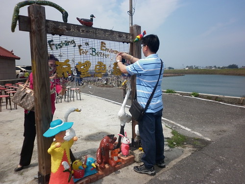 2日舉行成龍溼地國際環境藝術節，參加者在蚵殼上簽名並綁在入口處